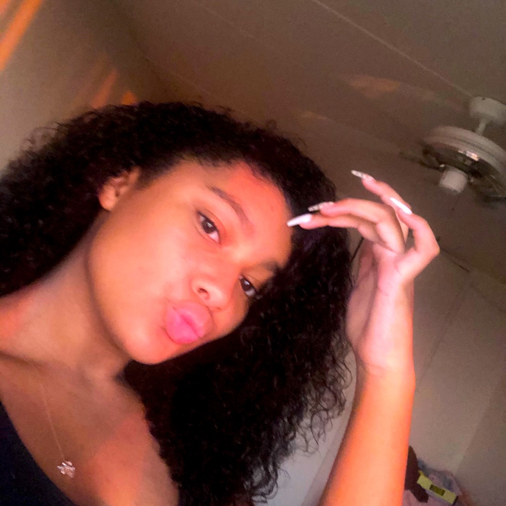 Meet your Posher, Riana
